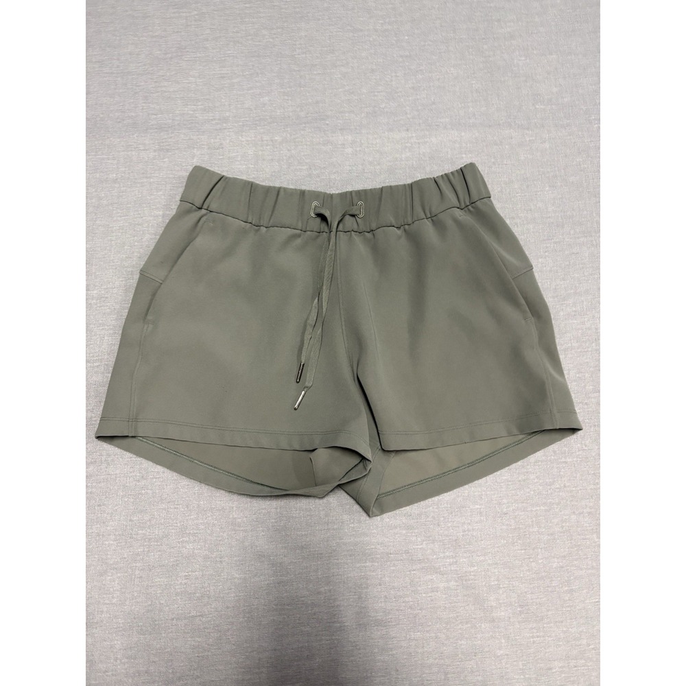 Lululemon On The Fly Woven Shorts 2.5" Women's Size 8 Mid Rise Grey Sage EUC
